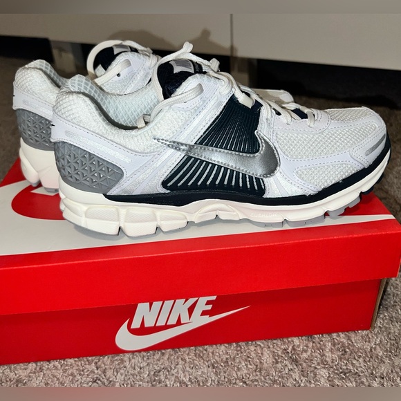 BRAND NEW IN BOX Nike Vomero 5 Women's Sneakers - White, Silver, and Deep Blue - Picture 3 of 15